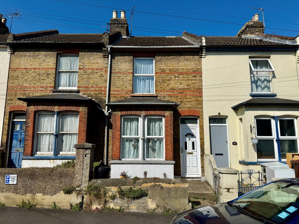 Lot: 89 - THREE-BEDROOM HOUSE FOR INVESTMENT - Mid-terraced bay fronted house